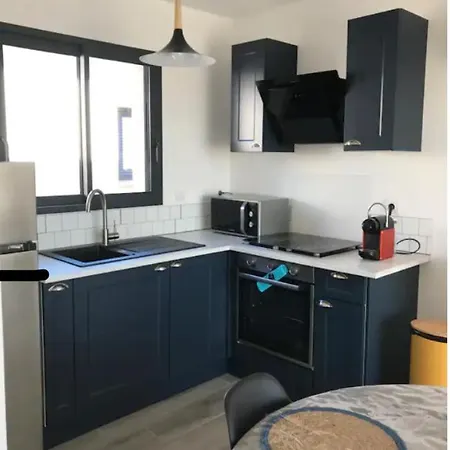 A 600 Metres De La *